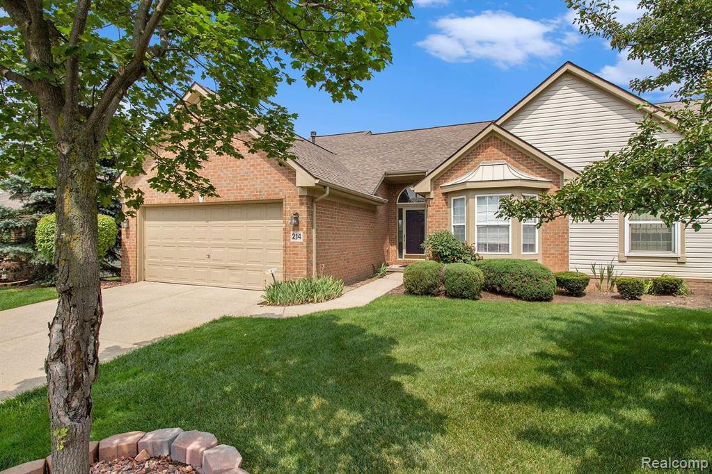 214 SHORE BROOK Lane, Walled Lake, MI 48390 — Photo 2