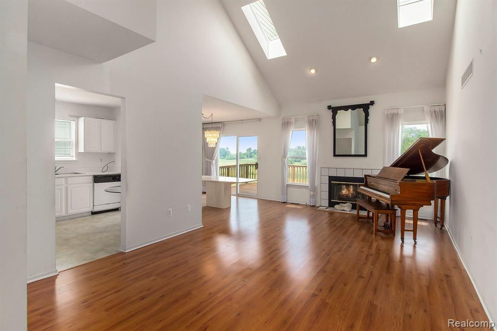 214 SHORE BROOK Lane, Walled Lake, MI 48390 — Photo 4