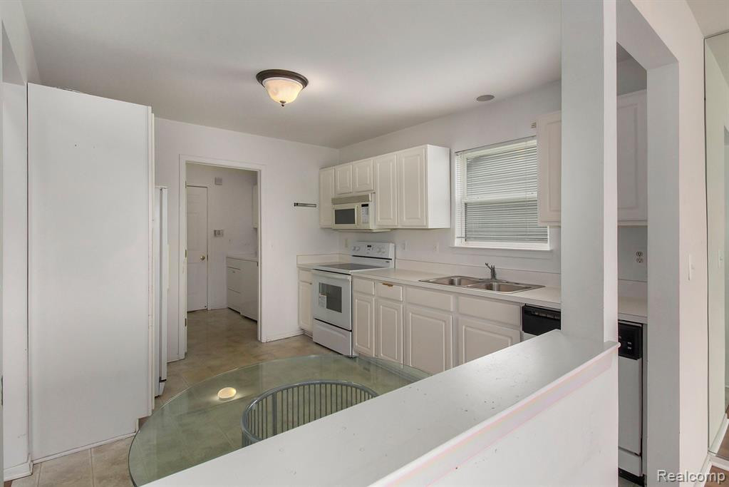 214 SHORE BROOK Lane, Walled Lake, MI 48390 — Photo 8
