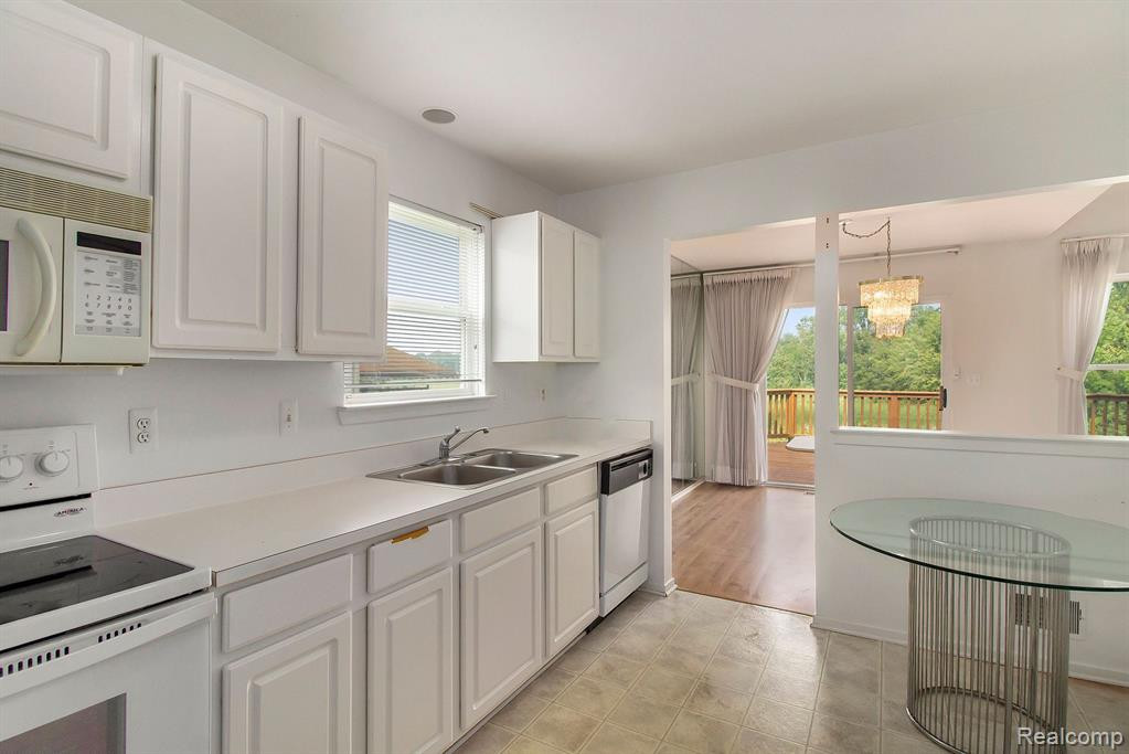 214 SHORE BROOK Lane, Walled Lake, MI 48390 — Photo 9