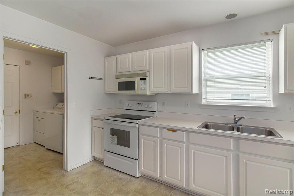 214 SHORE BROOK Lane, Walled Lake, MI 48390 — Photo 10