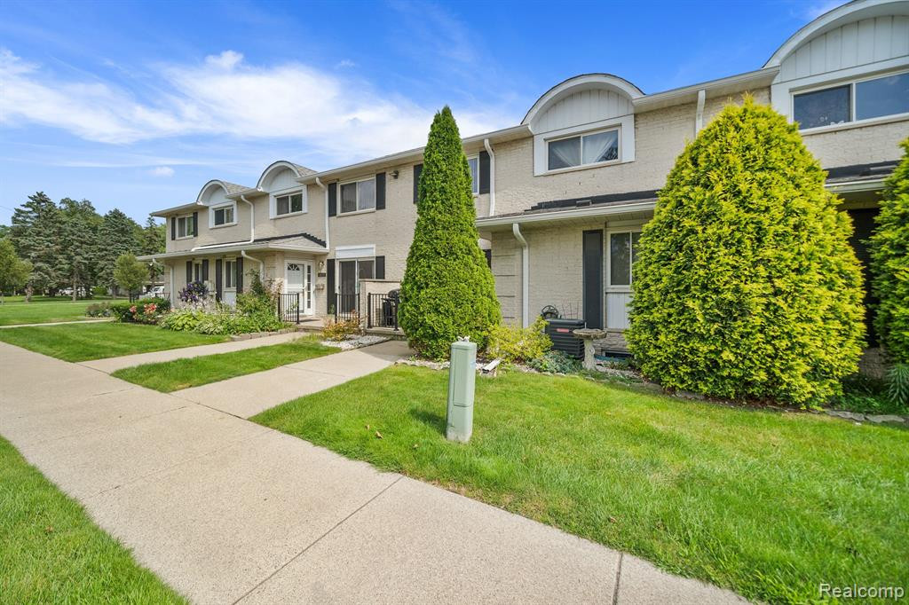 8815 GEORGE F BUNKER Boulevard, Sterling Heights, MI 48313 — Photo 2