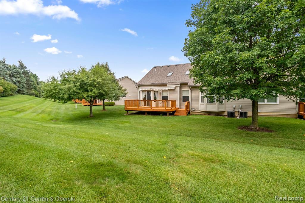 519 WOODHAVEN Drive, Commerce Twp, MI 48390 — Photo 6