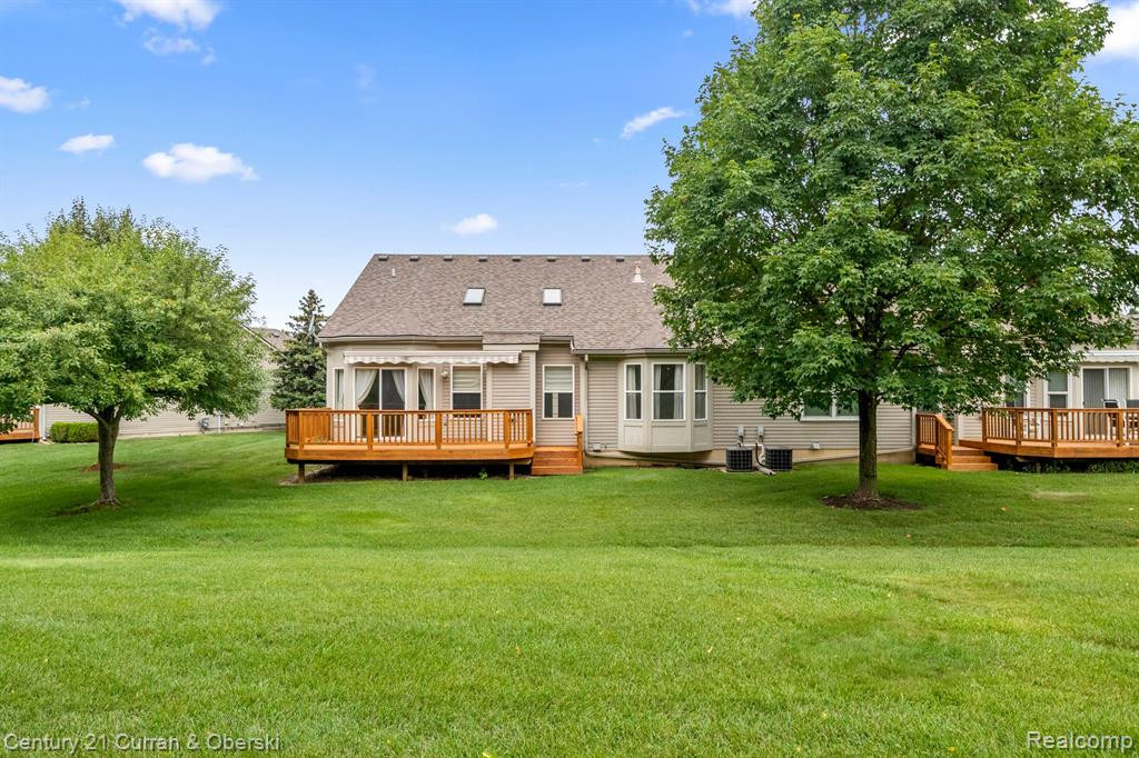 519 WOODHAVEN Drive, Commerce Twp, MI 48390 — Photo 7