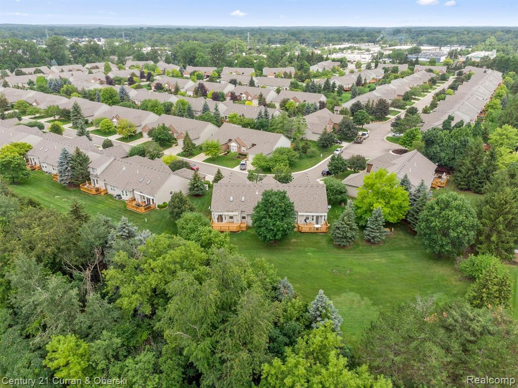 519 WOODHAVEN Drive, Commerce Twp, MI 48390 — Photo 9