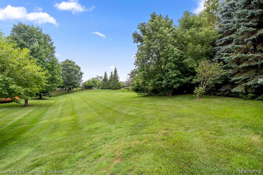 519 WOODHAVEN Drive, Commerce Twp, MI 48390 — Photo 16