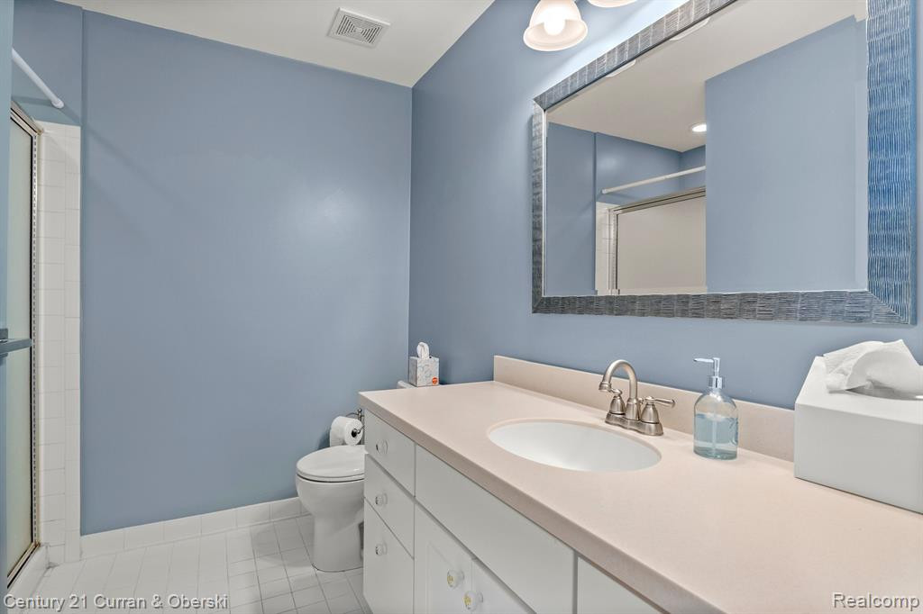 519 WOODHAVEN Drive, Commerce Twp, MI 48390 — Photo 21