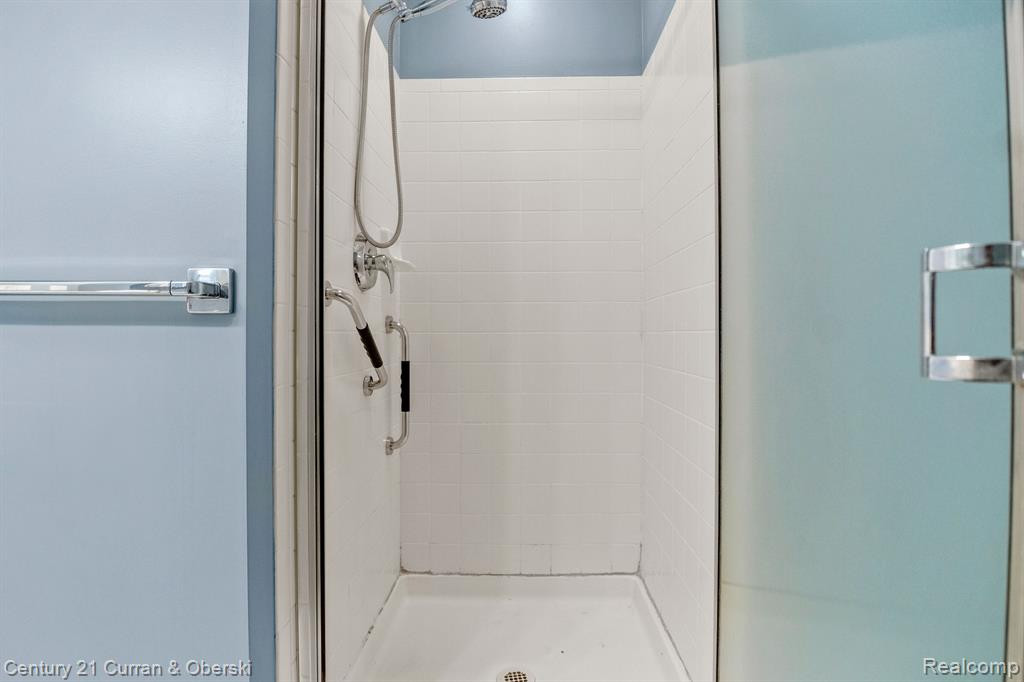 519 WOODHAVEN Drive, Commerce Twp, MI 48390 — Photo 22
