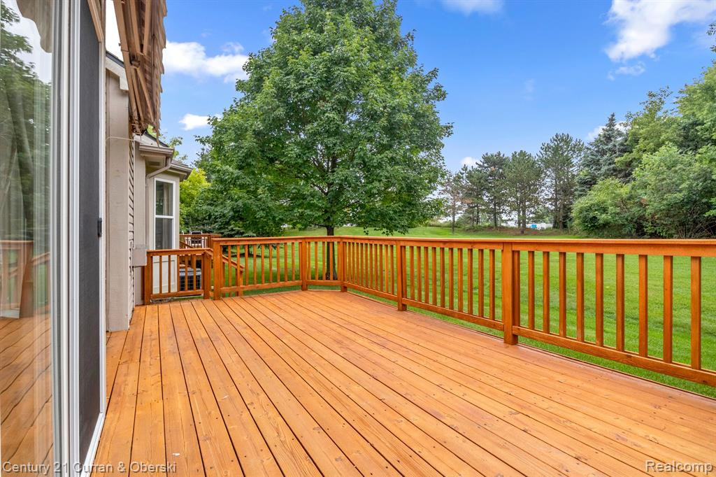 519 WOODHAVEN Drive, Commerce Twp, MI 48390 — Photo 31