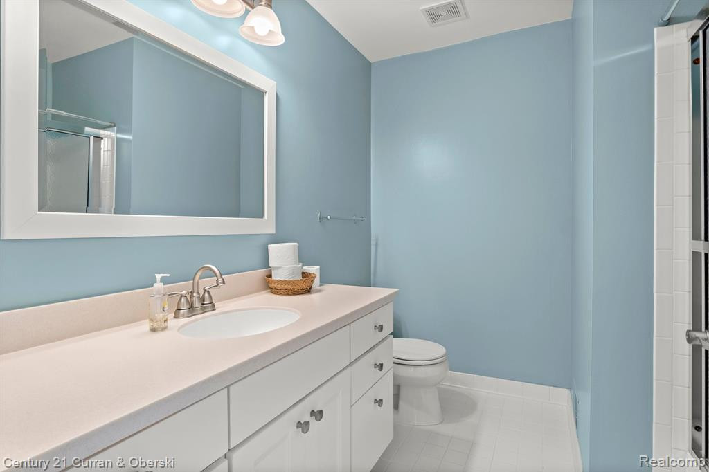 519 WOODHAVEN Drive, Commerce Twp, MI 48390 — Photo 40
