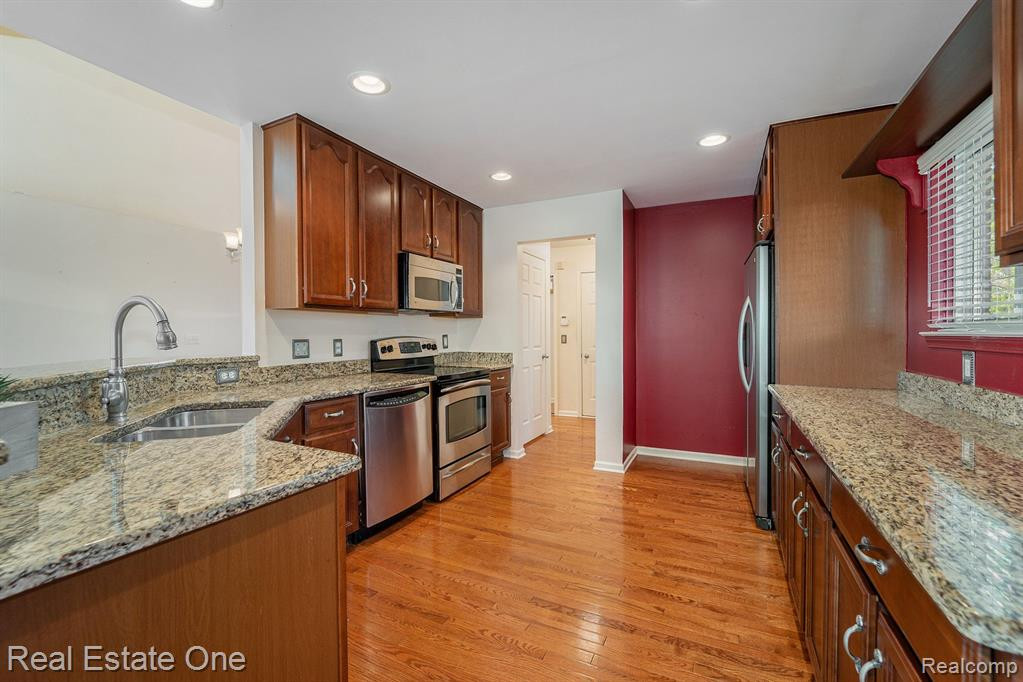 40826 LENOX PARK Drive, Novi, MI 48377 — Photo 6