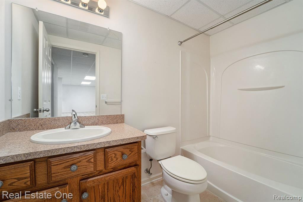 40826 LENOX PARK Drive, Novi, MI 48377 — Photo 16