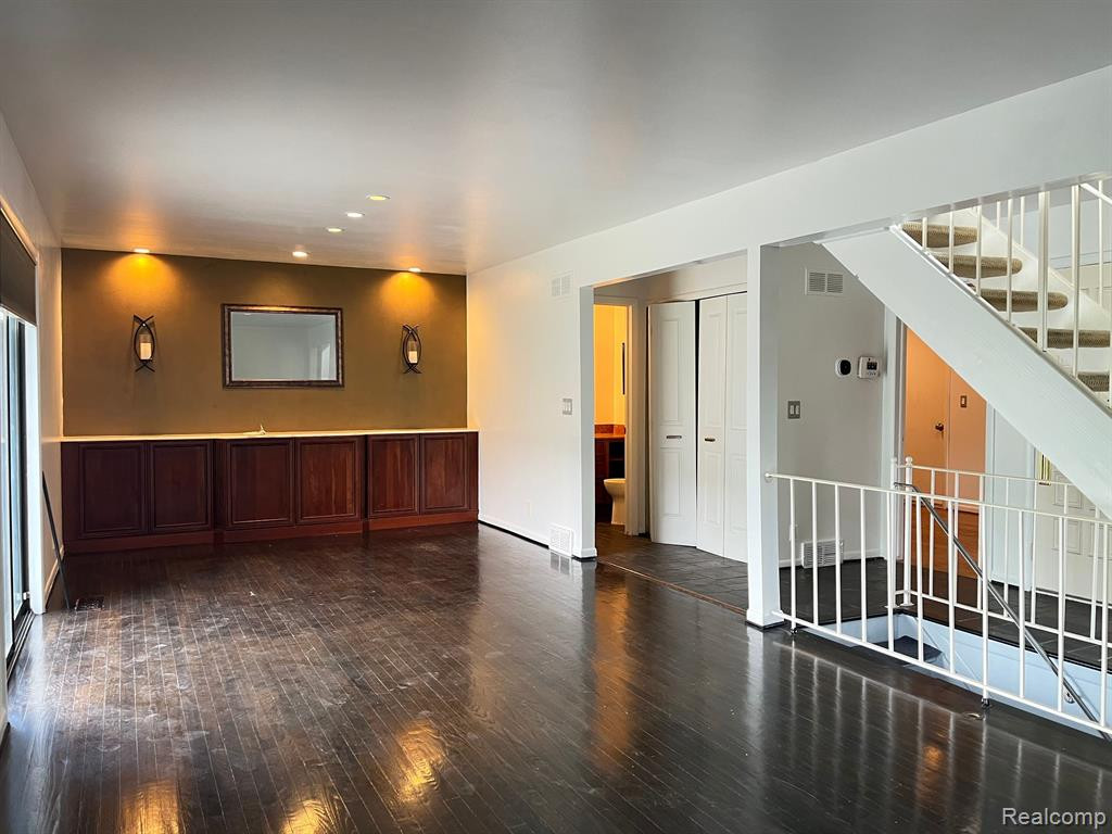 3138 LINDENWOOD Drive, Dearborn, MI 48120 — Photo 2