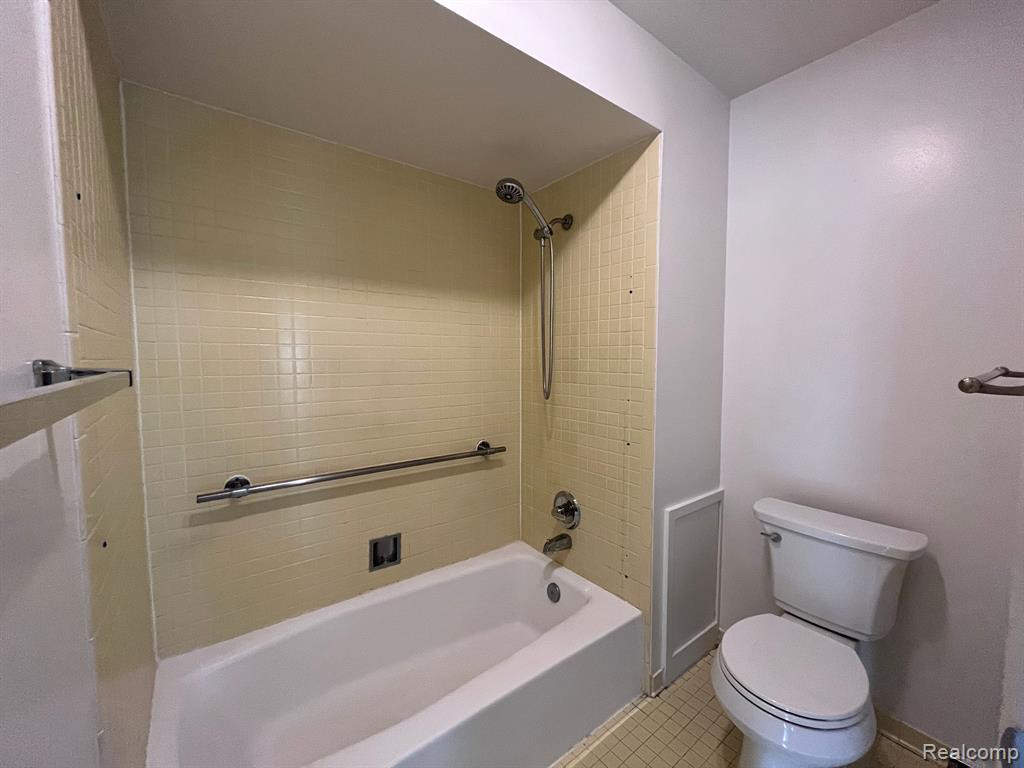 3138 LINDENWOOD Drive, Dearborn, MI 48120 — Photo 9