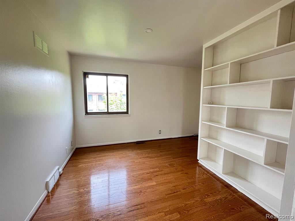 3138 LINDENWOOD Drive, Dearborn, MI 48120 — Photo 10