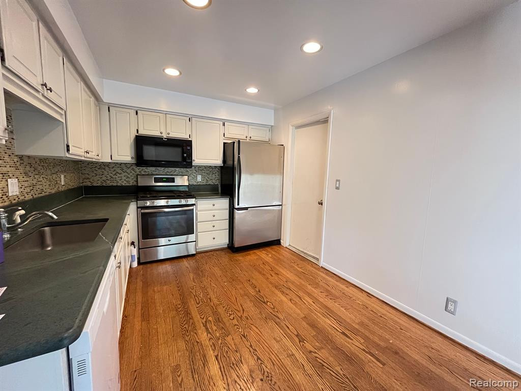 3138 LINDENWOOD Drive, Dearborn, MI 48120 — Photo 18