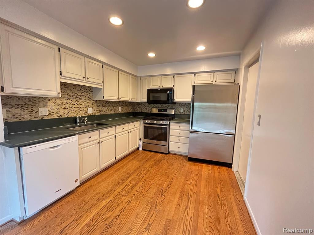 3138 LINDENWOOD Drive, Dearborn, MI 48120 — Photo 21