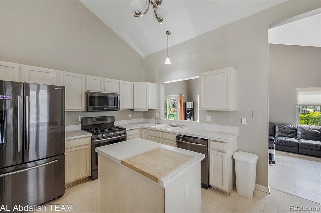 6599 ROBINDALE Drive, Ypsilanti, MI 48197 — Photo 9