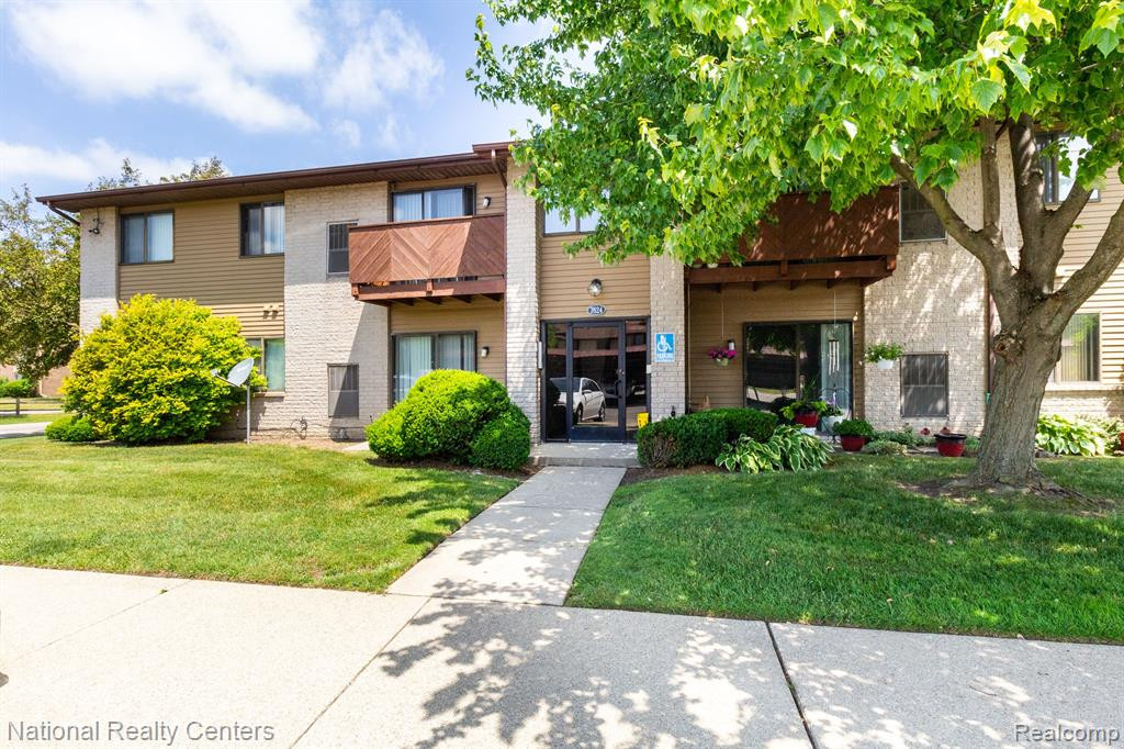 7624 MANOR CIRCLE, #103, Westland, MI — Photo 2