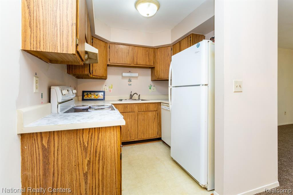 7624 MANOR CIRCLE, #103, Westland, MI — Photo 11