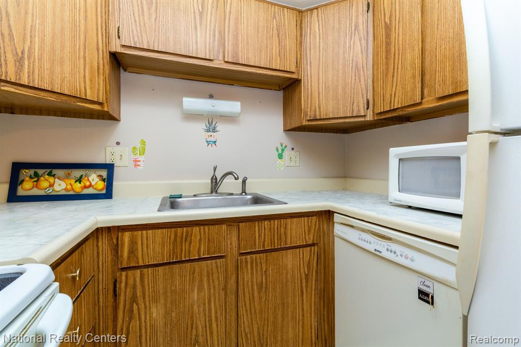 7624 MANOR CIRCLE, #103, Westland, MI — Photo 13