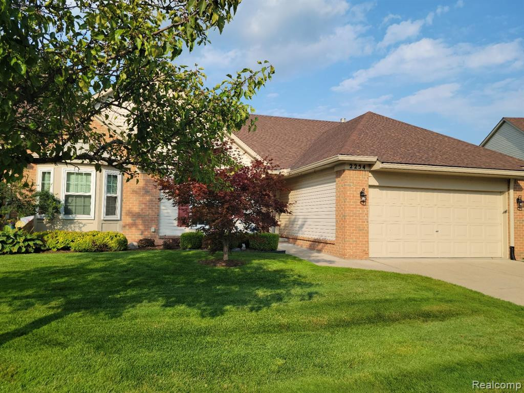 2254 MAPLEHURST Drive, 28, Commerce Twp, MI 48390 — Photo 2