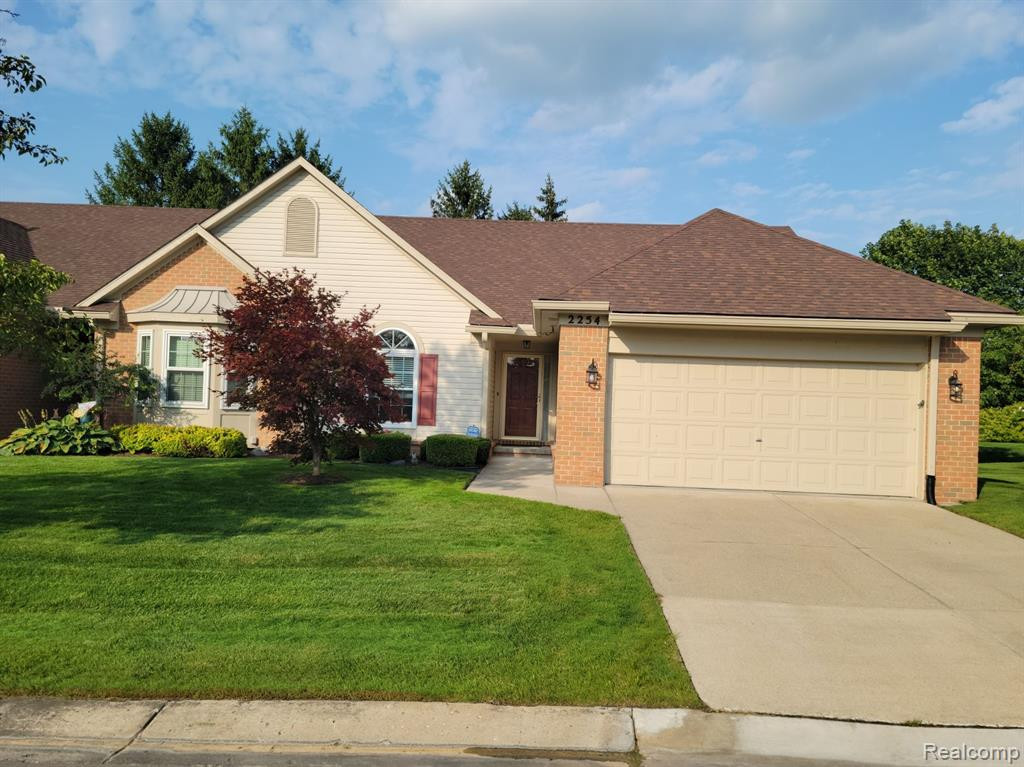 2254 MAPLEHURST Drive, 28, Commerce Twp, MI 48390 — Photo 3