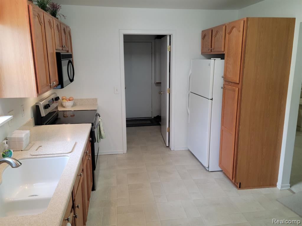 2254 MAPLEHURST Drive, 28, Commerce Twp, MI 48390 — Photo 16