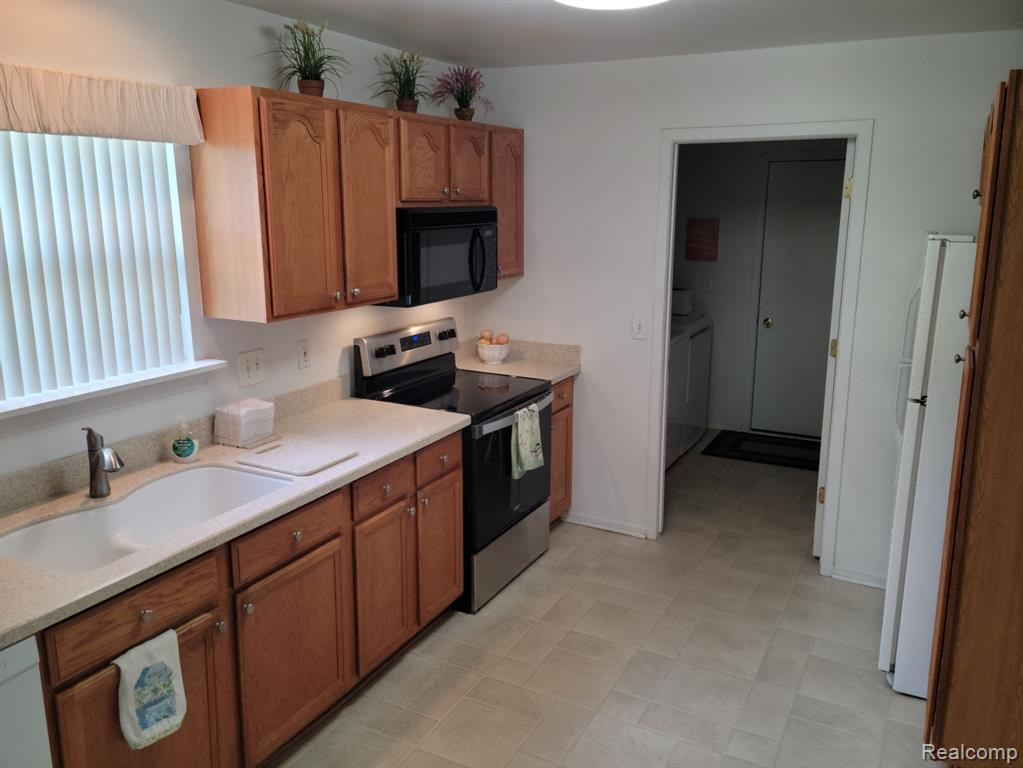2254 MAPLEHURST Drive, 28, Commerce Twp, MI 48390 — Photo 17