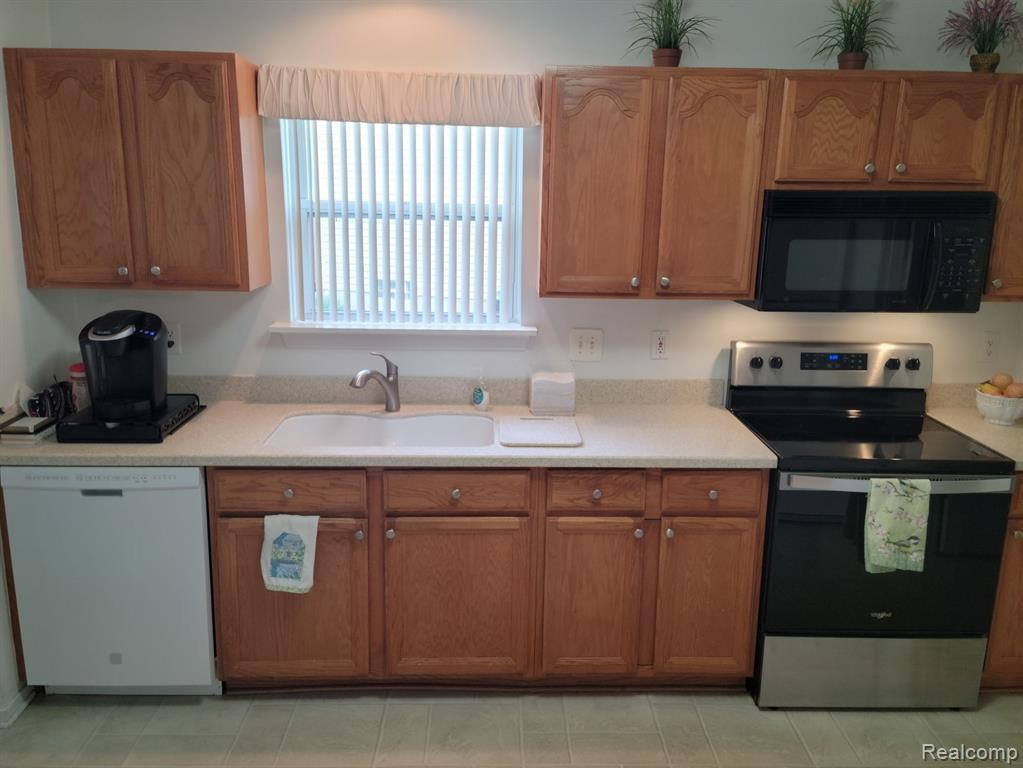 2254 MAPLEHURST Drive, 28, Commerce Twp, MI 48390 — Photo 18