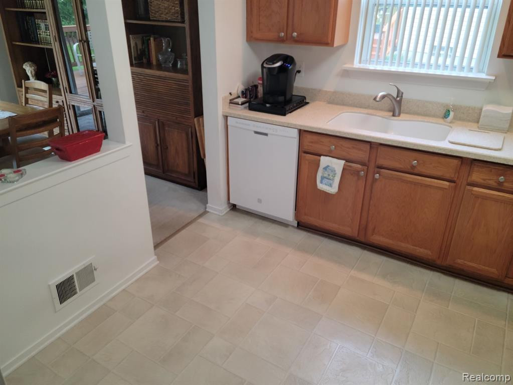 2254 MAPLEHURST Drive, 28, Commerce Twp, MI 48390 — Photo 19