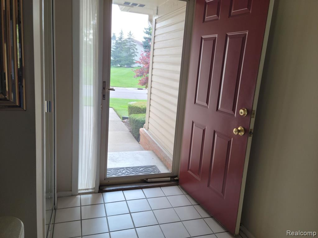 2254 MAPLEHURST Drive, 28, Commerce Twp, MI 48390 — Photo 21