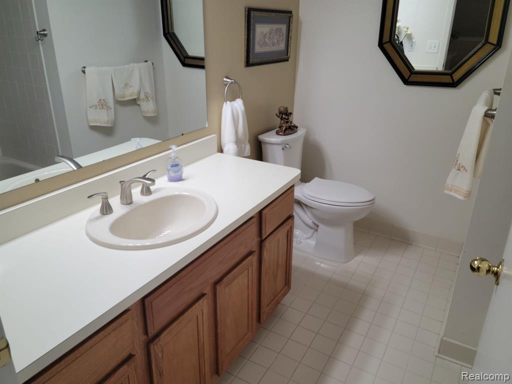 2254 MAPLEHURST Drive, 28, Commerce Twp, MI 48390 — Photo 25