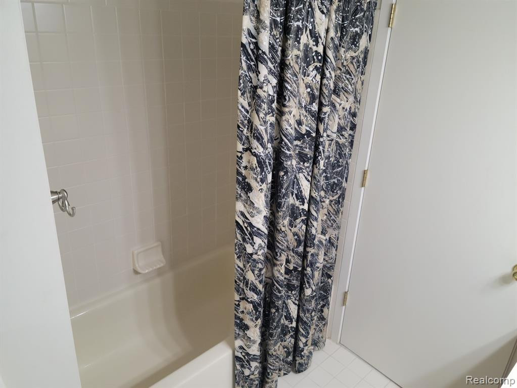 2254 MAPLEHURST Drive, 28, Commerce Twp, MI 48390 — Photo 26