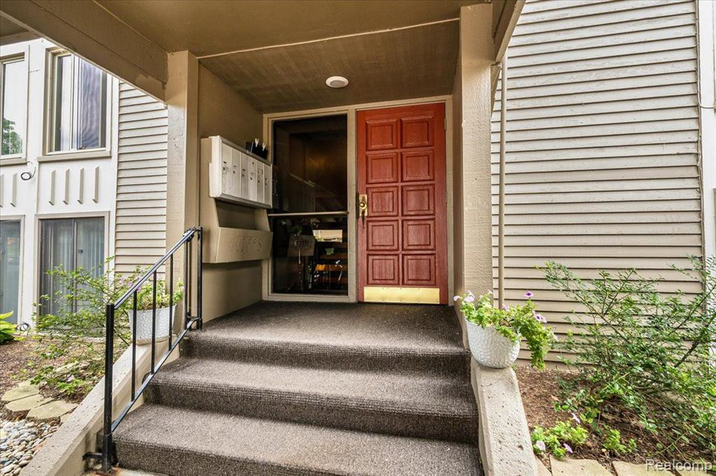 836 CLIFFS Drive, 206D, Ypsilanti, MI 48198 — Photo 2