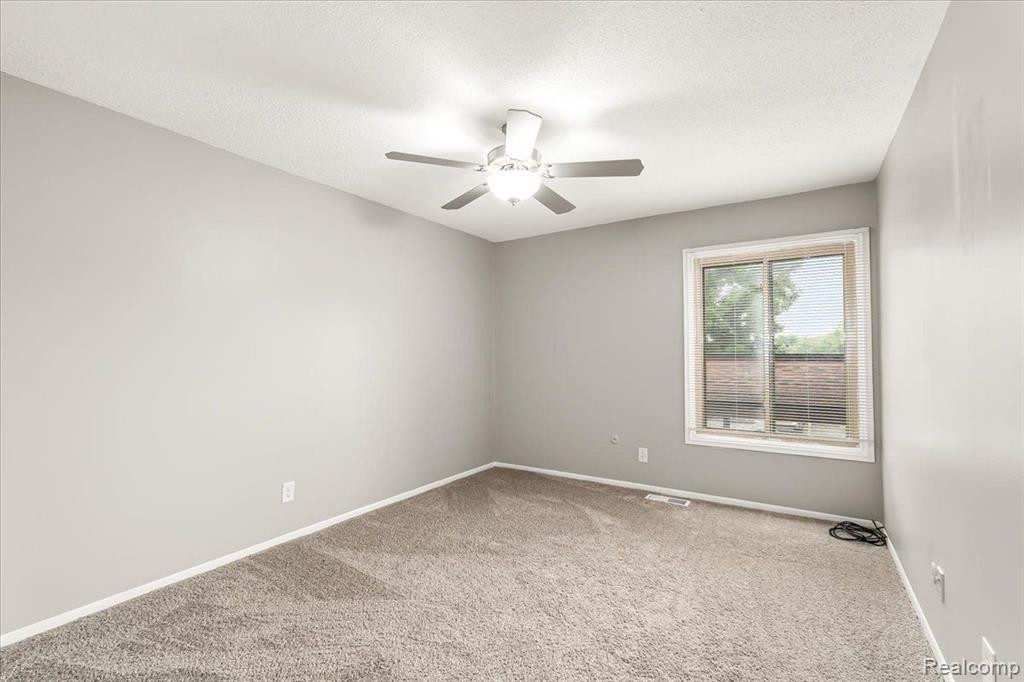 836 CLIFFS Drive, 206D, Ypsilanti, MI 48198 — Photo 14