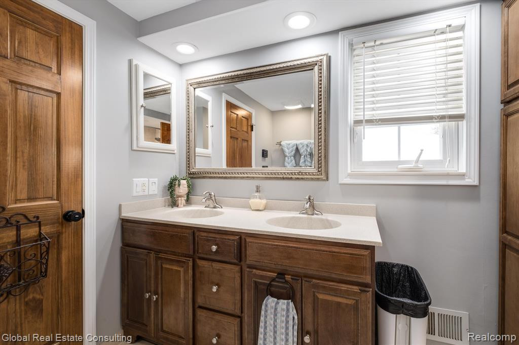 726 KINGS Way, Canton, MI 48188 — Photo 27