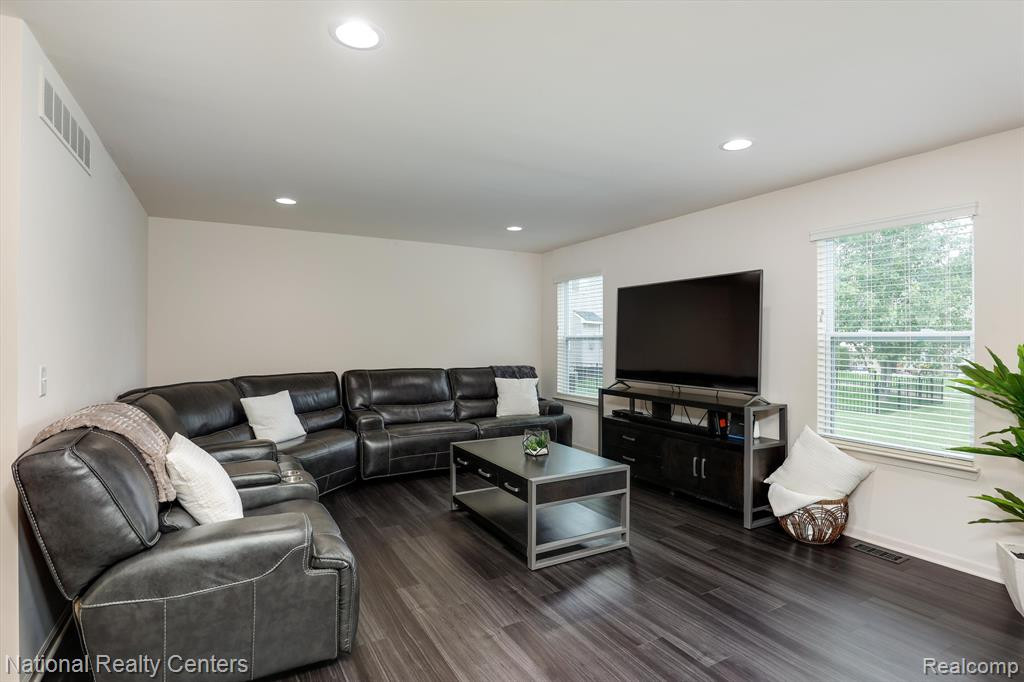 37490 S DIANNE Lane, New Boston, MI 48164 — Photo 13