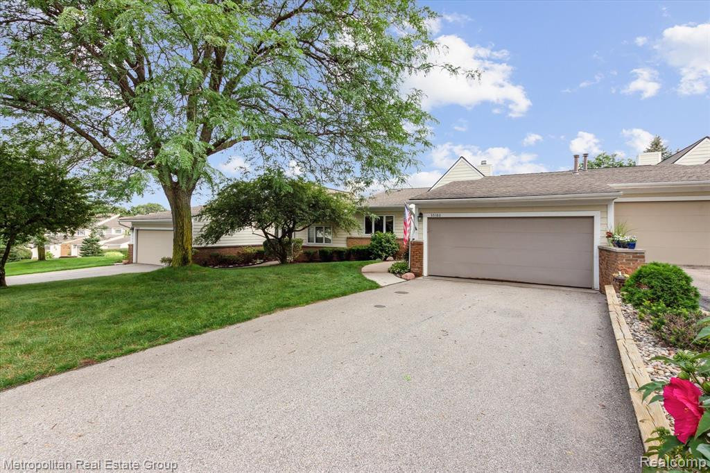 35180 HILLSIDE Drive, Farmington Hills, MI 48335 — Photo 3