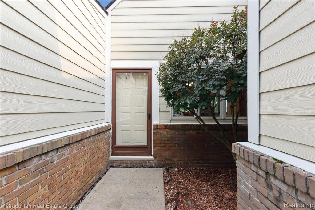 35180 HILLSIDE Drive, Farmington Hills, MI 48335 — Photo 5