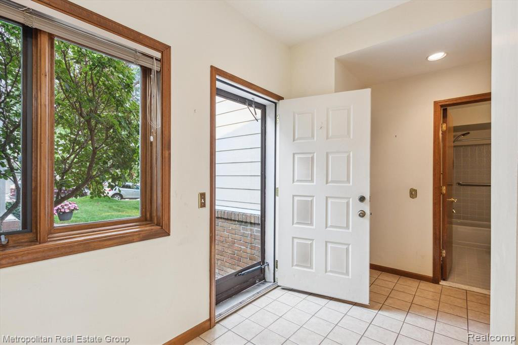 35180 HILLSIDE Drive, Farmington Hills, MI 48335 — Photo 6
