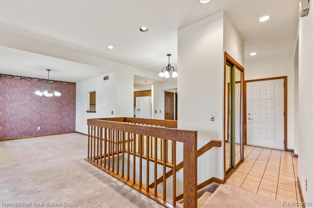 35180 HILLSIDE Drive, Farmington Hills, MI 48335 — Photo 7