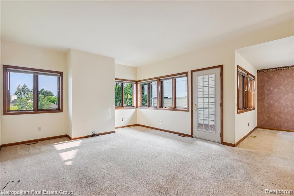 35180 HILLSIDE Drive, Farmington Hills, MI 48335 — Photo 10