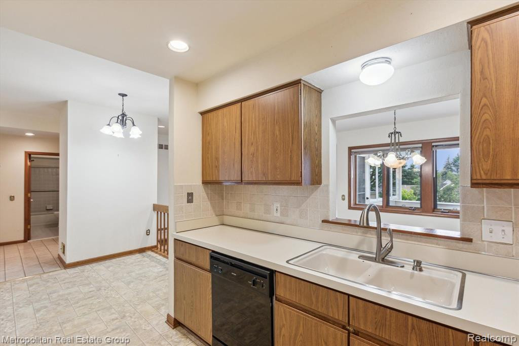 35180 HILLSIDE Drive, Farmington Hills, MI 48335 — Photo 15