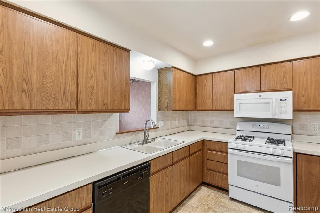 35180 HILLSIDE Drive, Farmington Hills, MI 48335 — Photo 16
