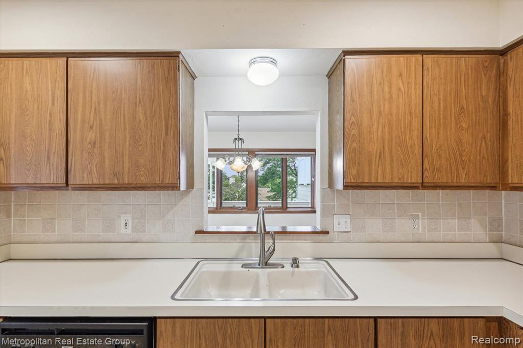 35180 HILLSIDE Drive, Farmington Hills, MI 48335 — Photo 17