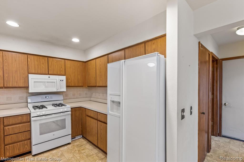 35180 HILLSIDE Drive, Farmington Hills, MI 48335 — Photo 18