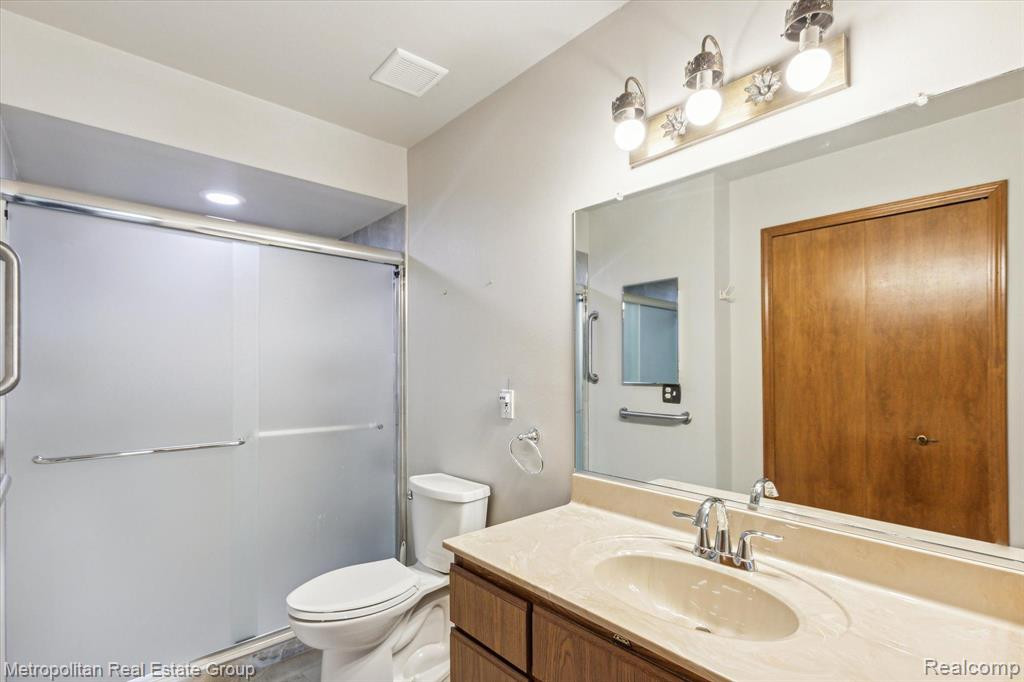 35180 HILLSIDE Drive, Farmington Hills, MI 48335 — Photo 24