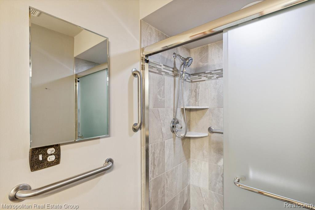 35180 HILLSIDE Drive, Farmington Hills, MI 48335 — Photo 25