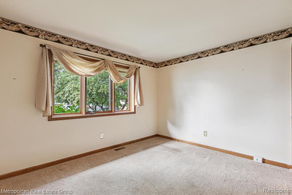 35180 HILLSIDE Drive, Farmington Hills, MI 48335 — Photo 27